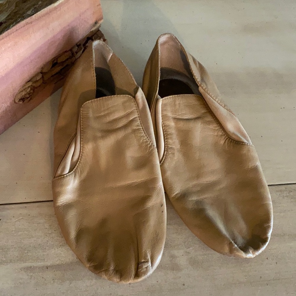 BLOCH size 8 in women’s tan jazz shoes